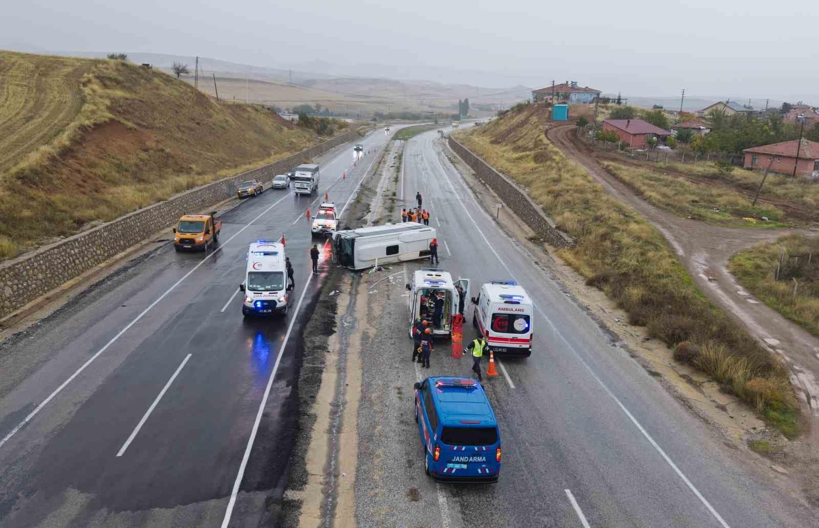 Kırıkkale’de işçi servisi devrildi: 1’i ağır 15 yaralı