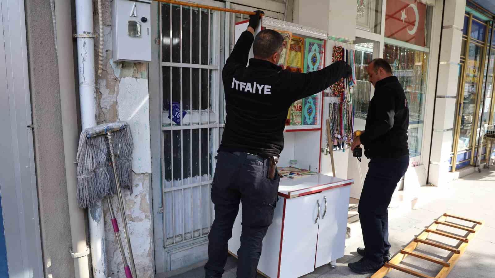 Kepenkte sıkışan kedi kurtarıldı