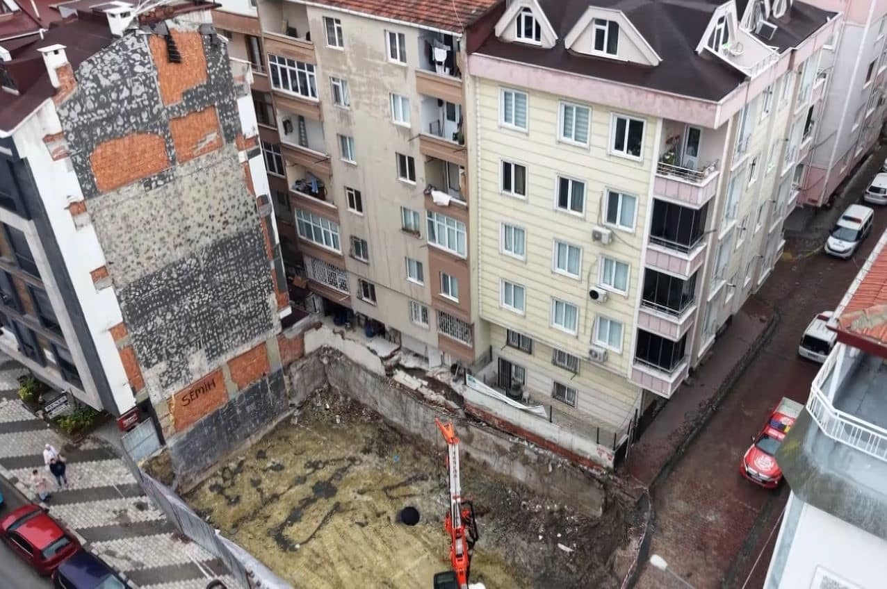 Bahçelievler’de zemininde çökme olan binalar dronla havadan görüntülendi