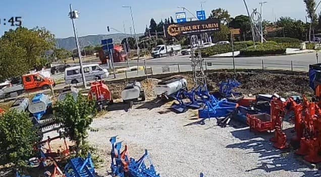 Kamyonetin altında kalmaktan son anda kurtuldu, o anlar kamerada