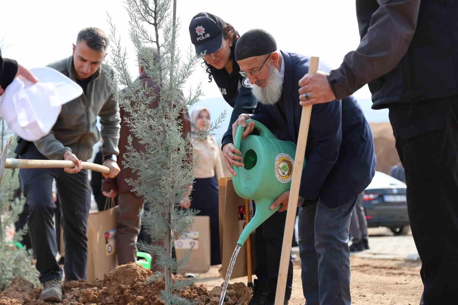 Elazığ’da şehitlerin anısına fidanlar toprakla buluştu