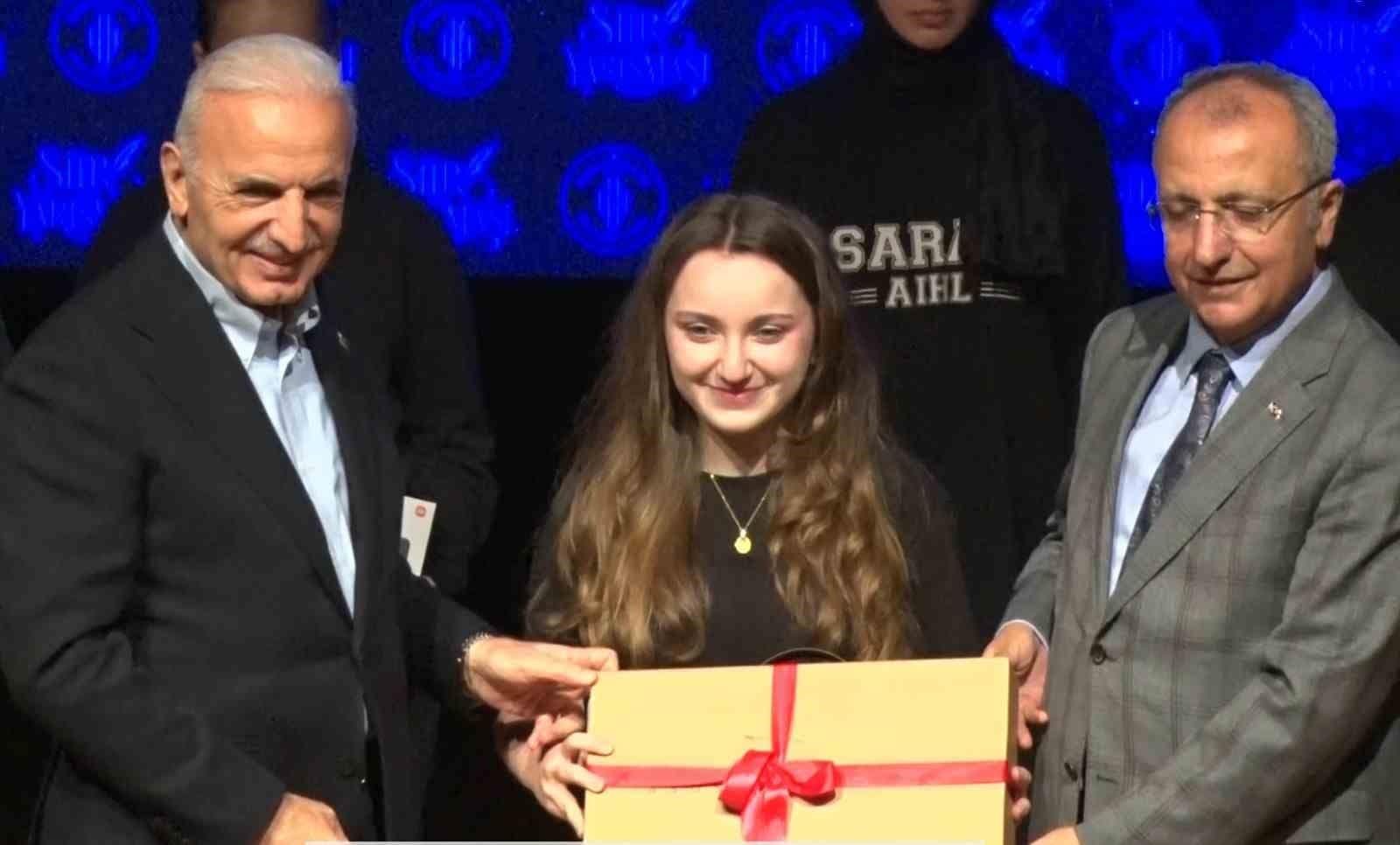 Ümraniye’de şiire ses veren gençler ödüllerine kavuştu