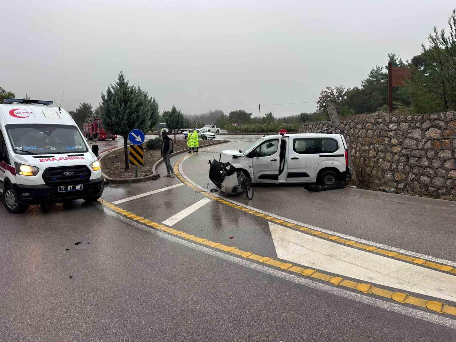 Çanakkale’de hafif ticari araç takla attı, sürücü yaralandı