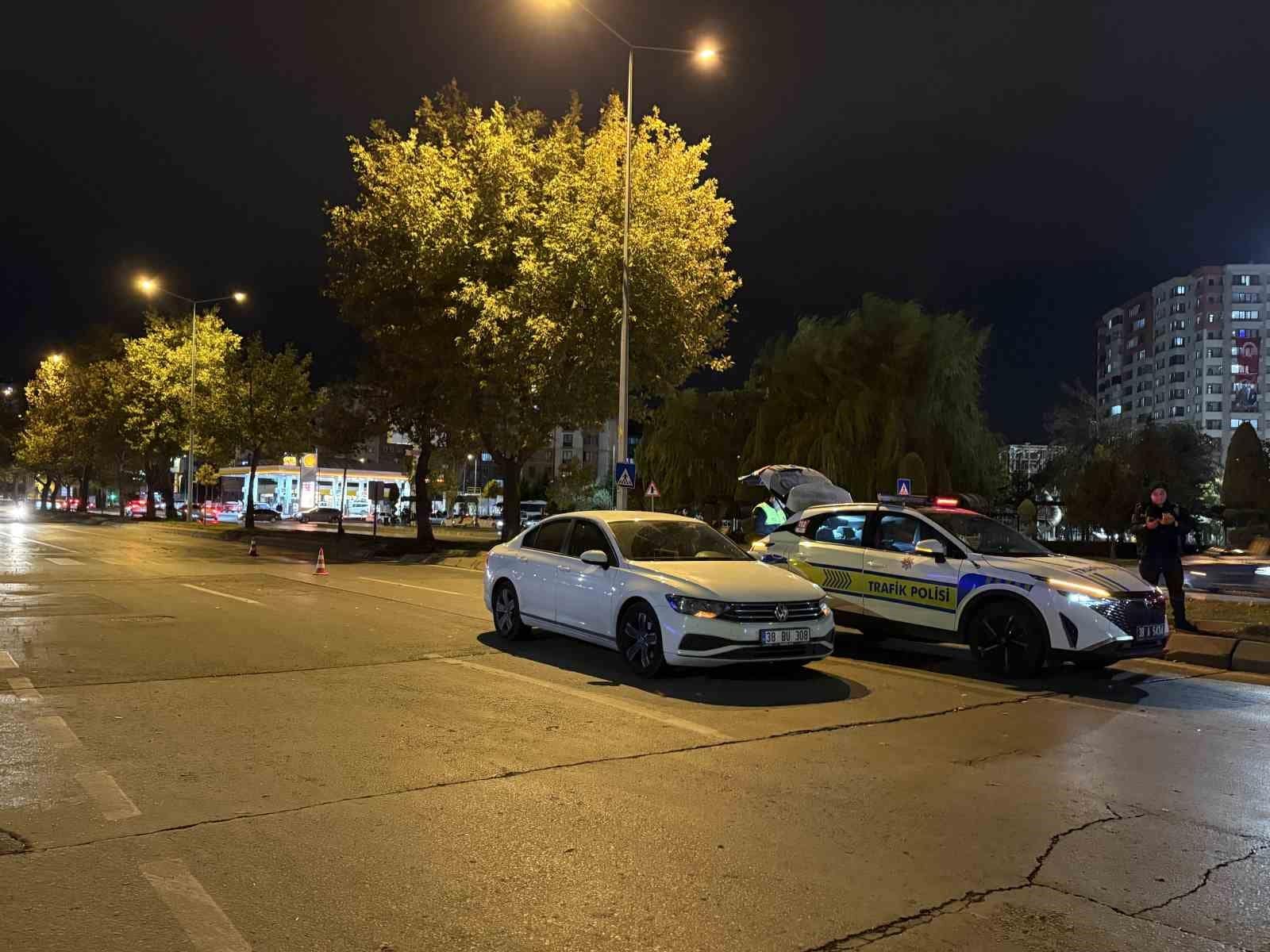 Otomobilin çarptığı üniversite öğrencisi ağır yaralandı