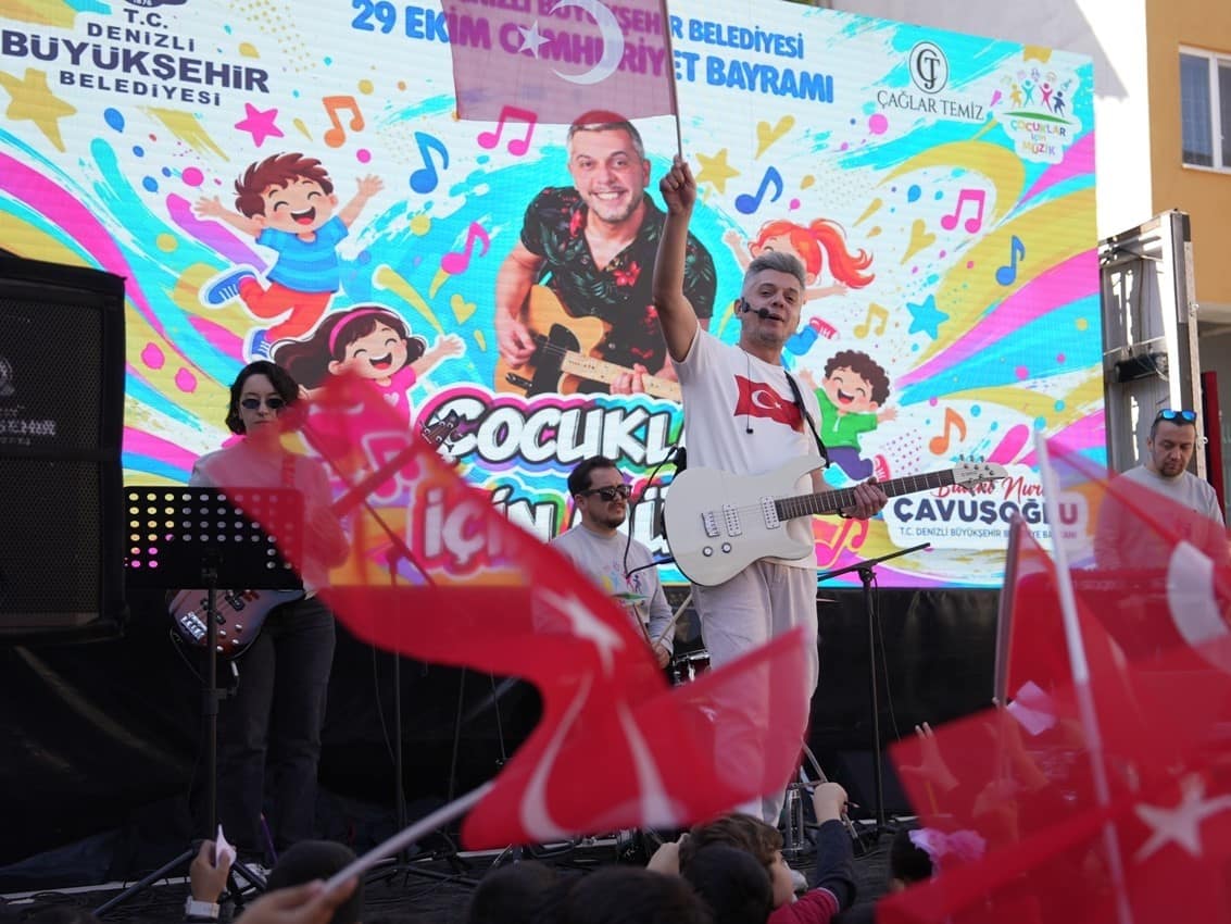 Denizli Büyükşehirle Cumhuriyet coşkusu okullara taştı