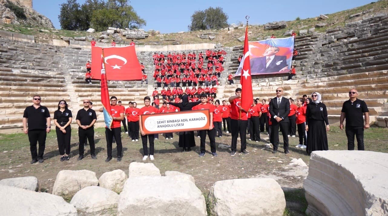 Osmaniye’de 103 öğrenci Cumhuriyet’in 103. yılını antik kentte kutladı