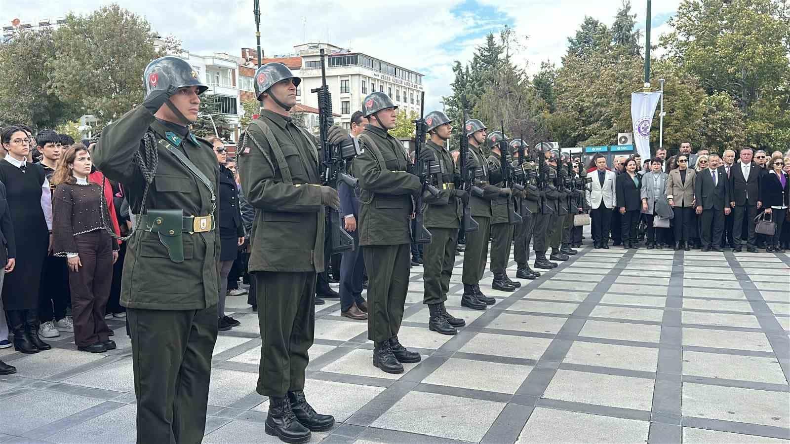 Burdur’da Cumhuriyet’in kuruluşunun 103. yılı çelenk sunma töreni ile başladı