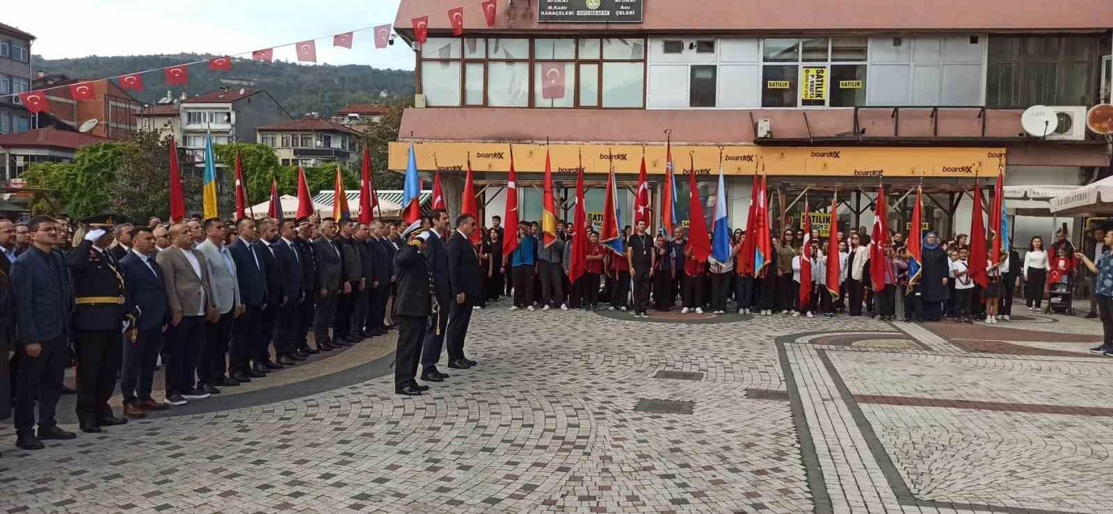 29 Ekim kutlamaları çelenk sunumu ile başladı