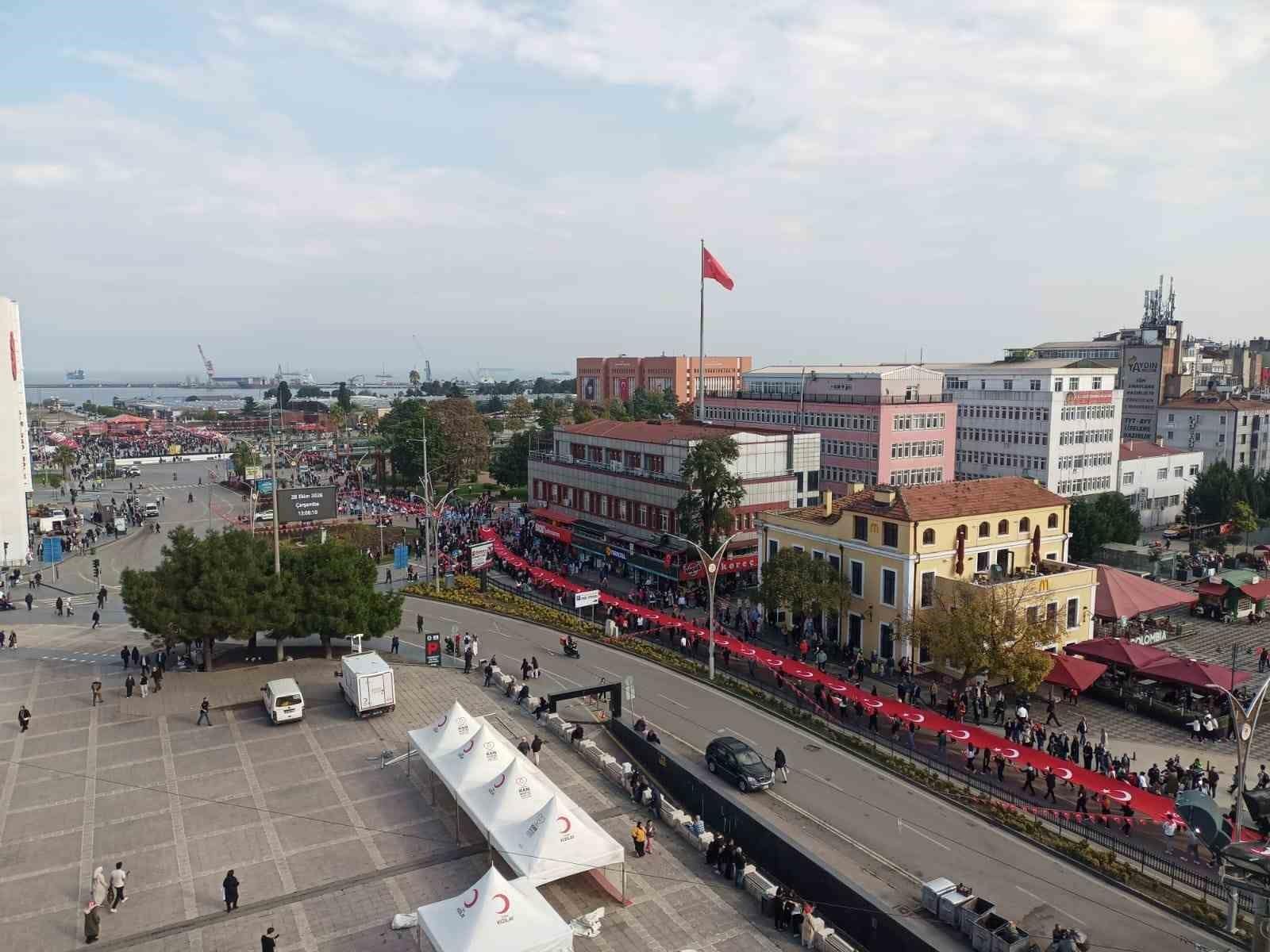 Samsun’da 1919 metrelik bayraklı "Cumhuriyet Yürüyüşü"