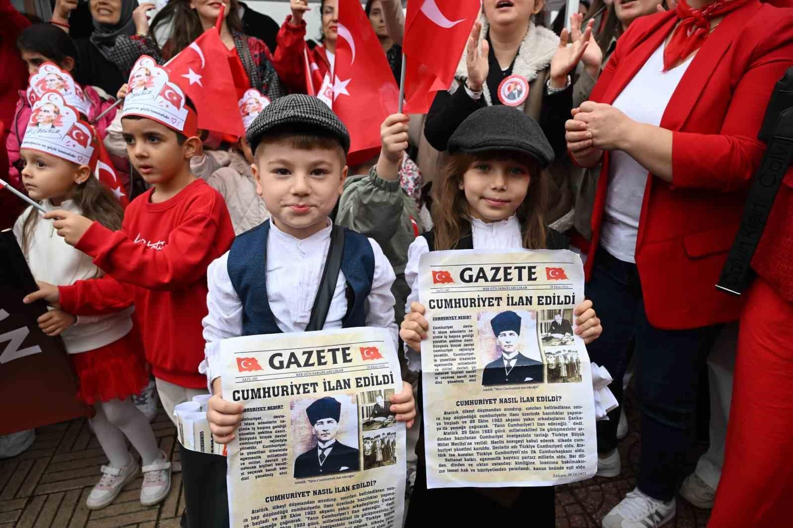Manisa’da çocuklar cumhuriyeti tarihi gazetelerle kutladı