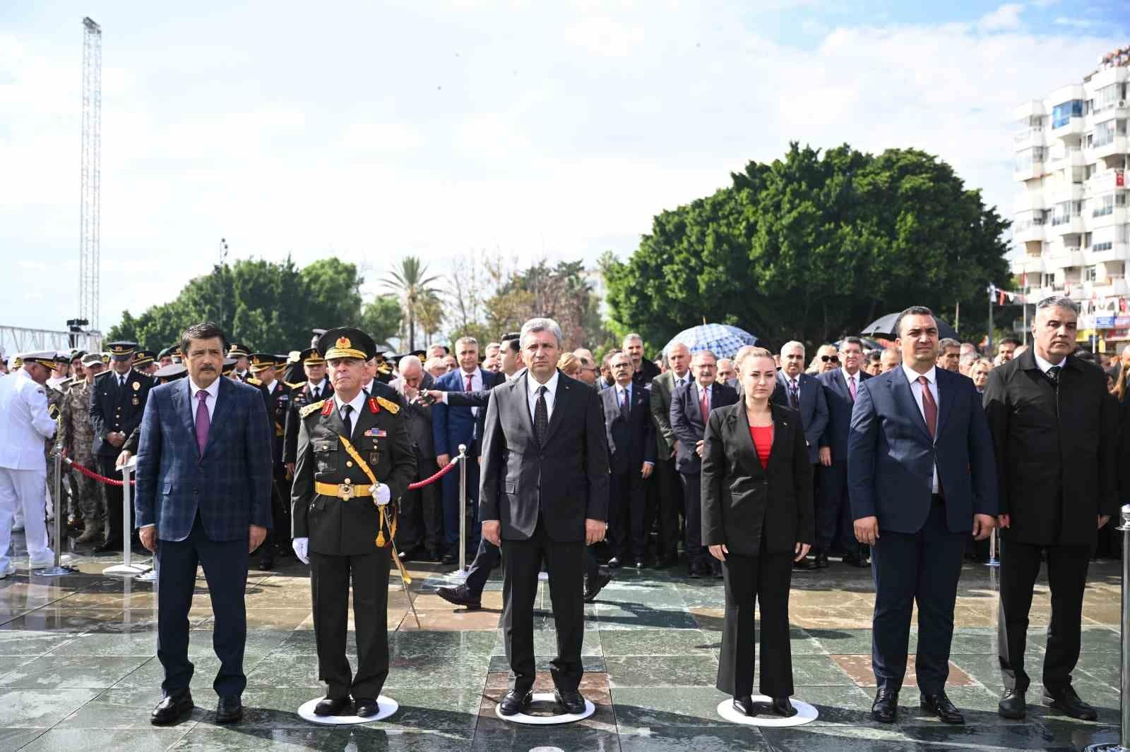 Antalya’da Cumhuriyet Bayramı kutlamaları çelenk töreniyle başladı