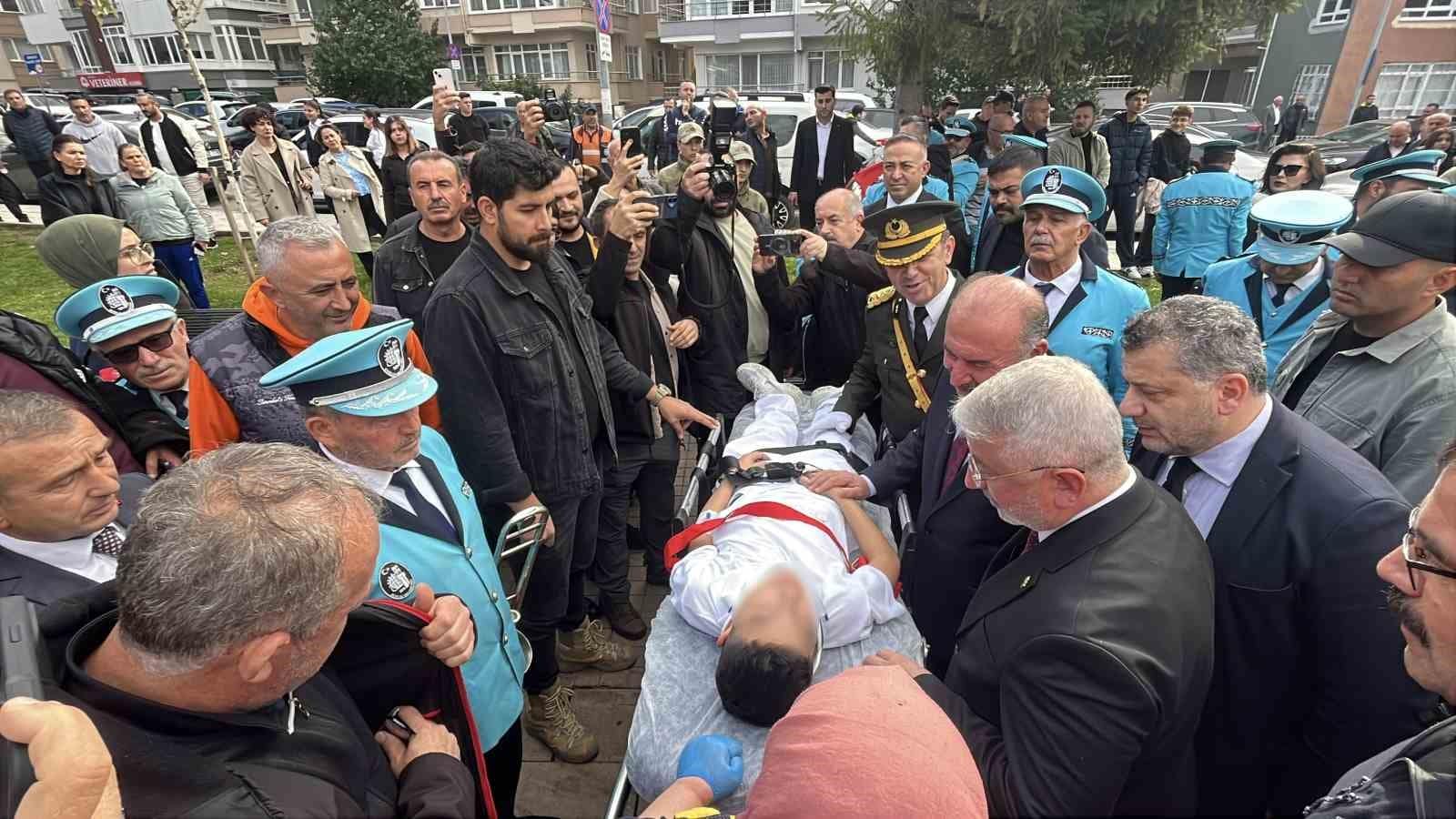 Çelenk sunma töreninde baygınlık geçiren çocuk merdivenden düştü