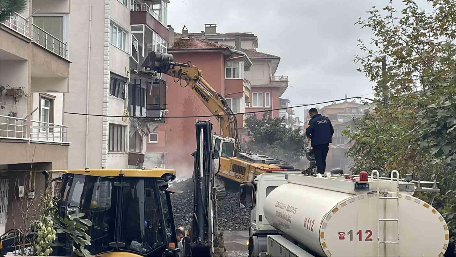 Zonguldak’ta çatlaklar nedeniyle boşaltılan 5 katlı binanın yıkımı başladı