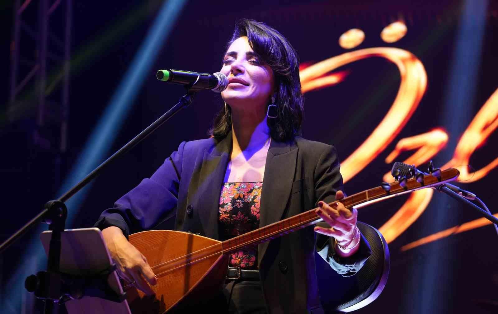 Kırıkkale’de Cumhuriyet Bayramı kutlamalarında Özlem Özdil sahne aldı