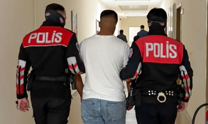 Manisa’da 152 yıl hapis cezasıyla aranan 17 yaşındaki şüpheli parkta yakalandı