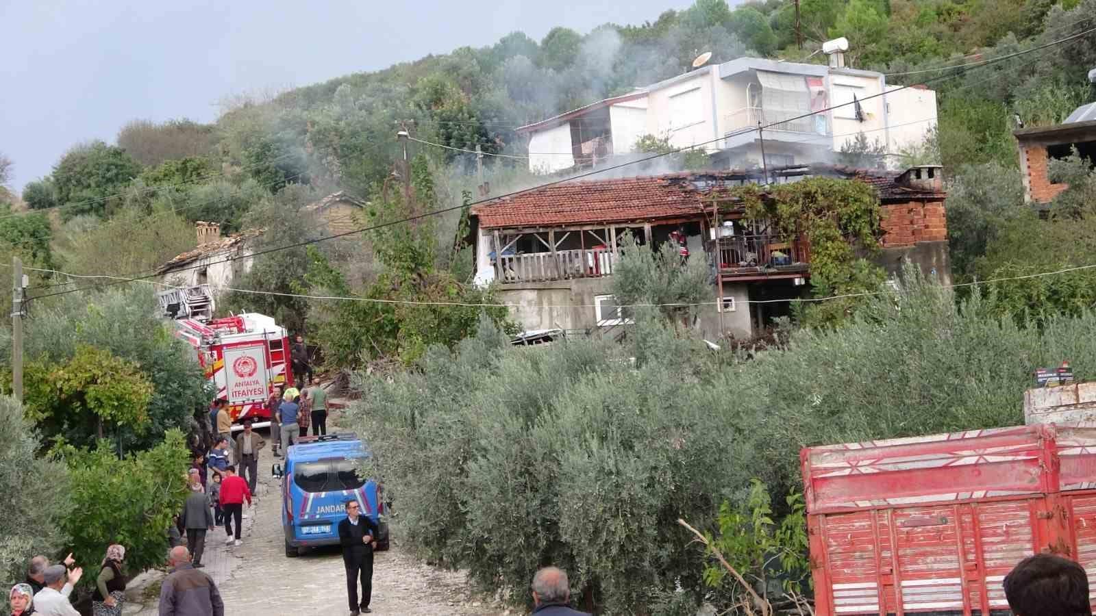 Benzin ile ocakta odun yakmak isterken evi yaktı