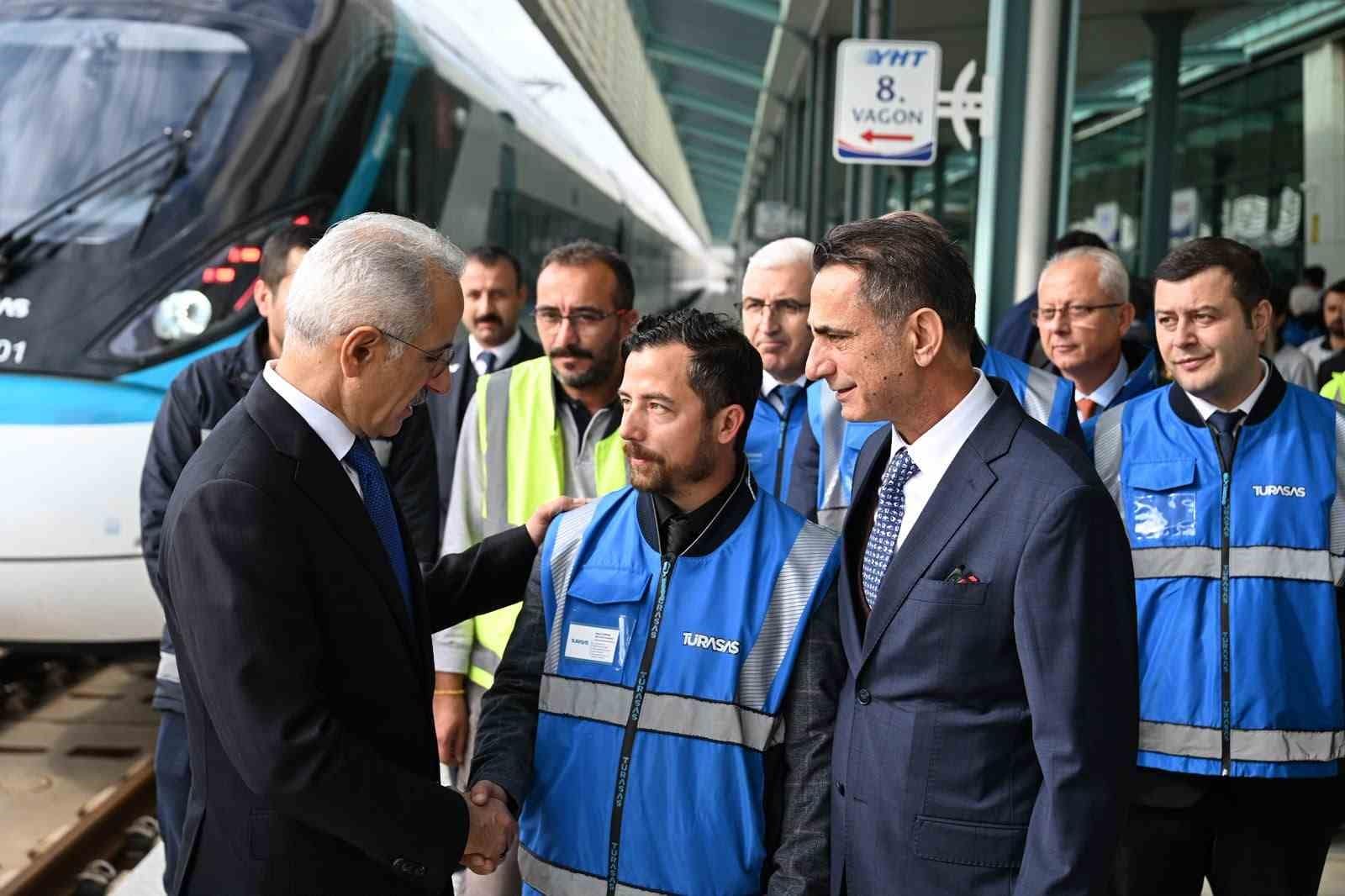 Bakan Uraloğlu: "Saatte 225 kilometre hızla hizmet verecek olan trenimizle saatte 250 kilometre hızı Ankara-Kırıkkale arasında denedik"