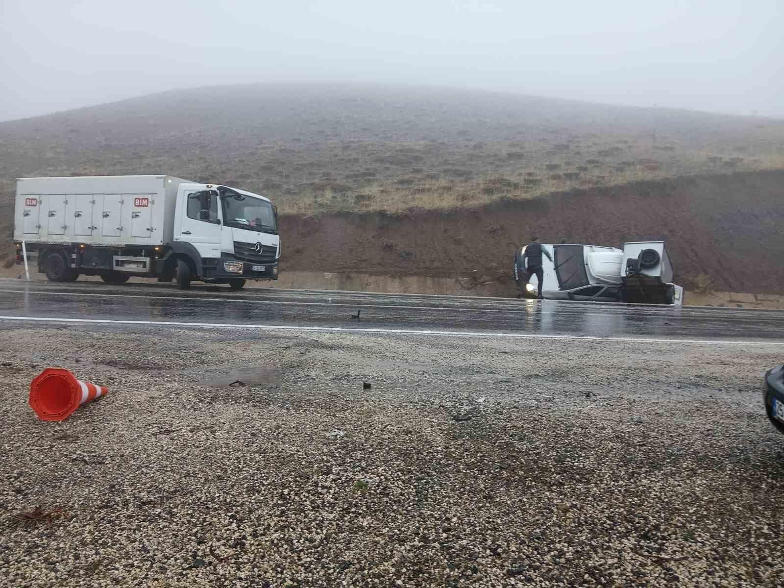 Karayazı’da yoğun sis ve yağış altında kaza: 2 sürücü yaralandı