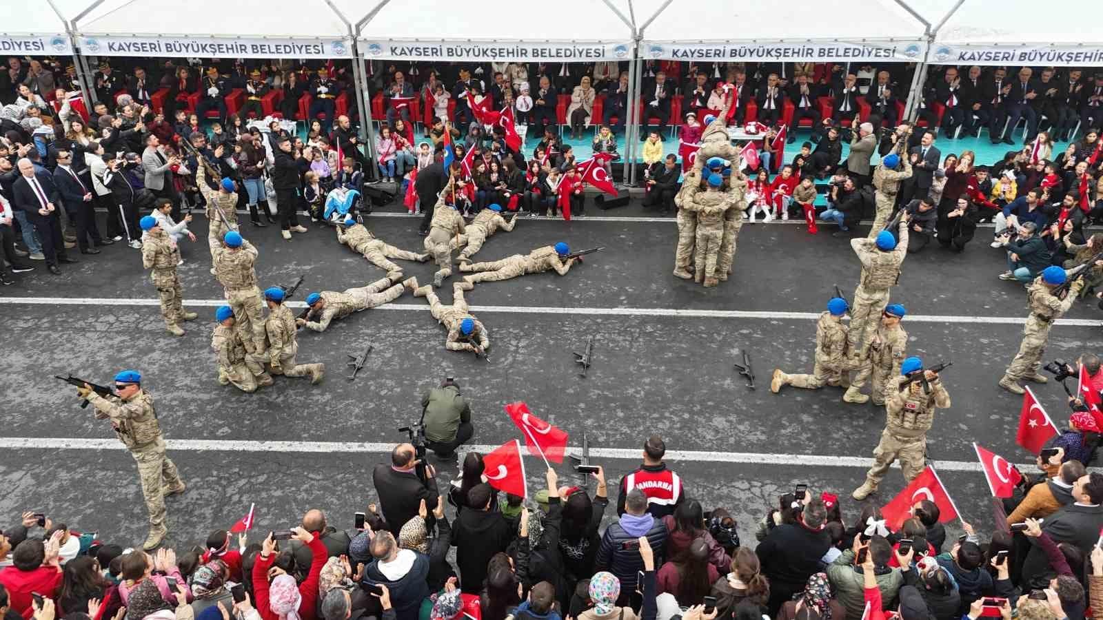 Komandoların gösterisi Cumhuriyet Bayramı kutlamalarına damga vurdu