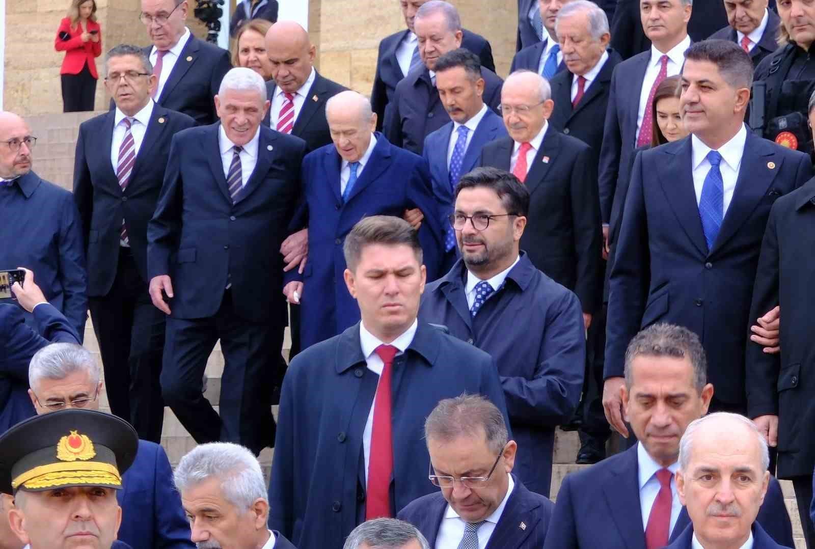 Bahçeli ve Dervişoğlu, Anıtkabir merdivenlerinden kol kola indi