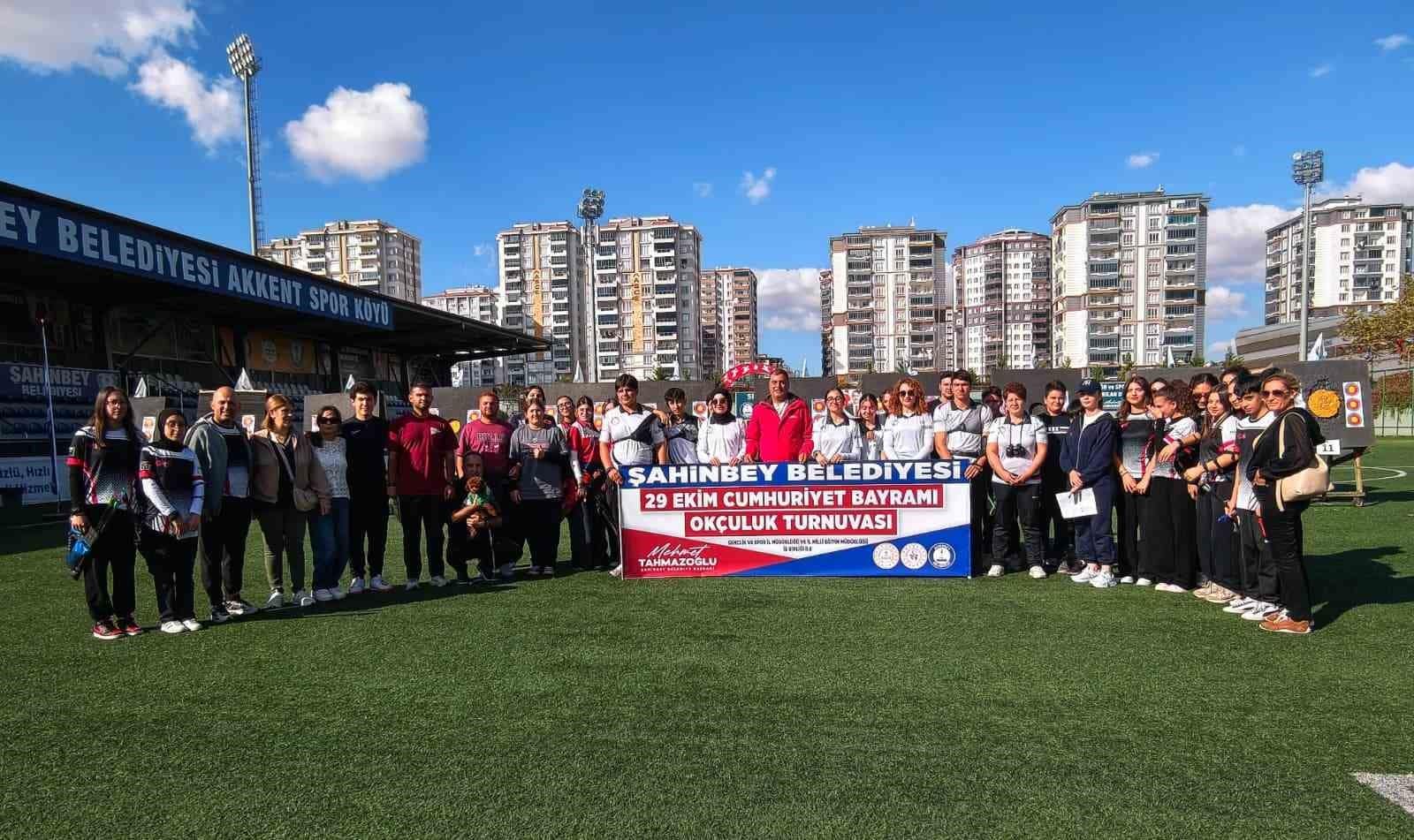 Şahinbey’de Cumhuriyet coşkusu sahalara taşındı