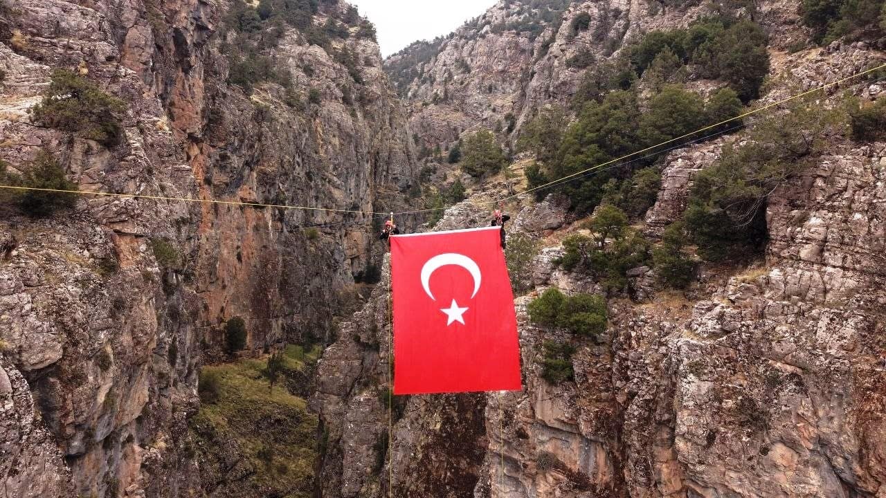 Acıpayam Kanyonunda dev Türk bayrağı dalgalandırıldı