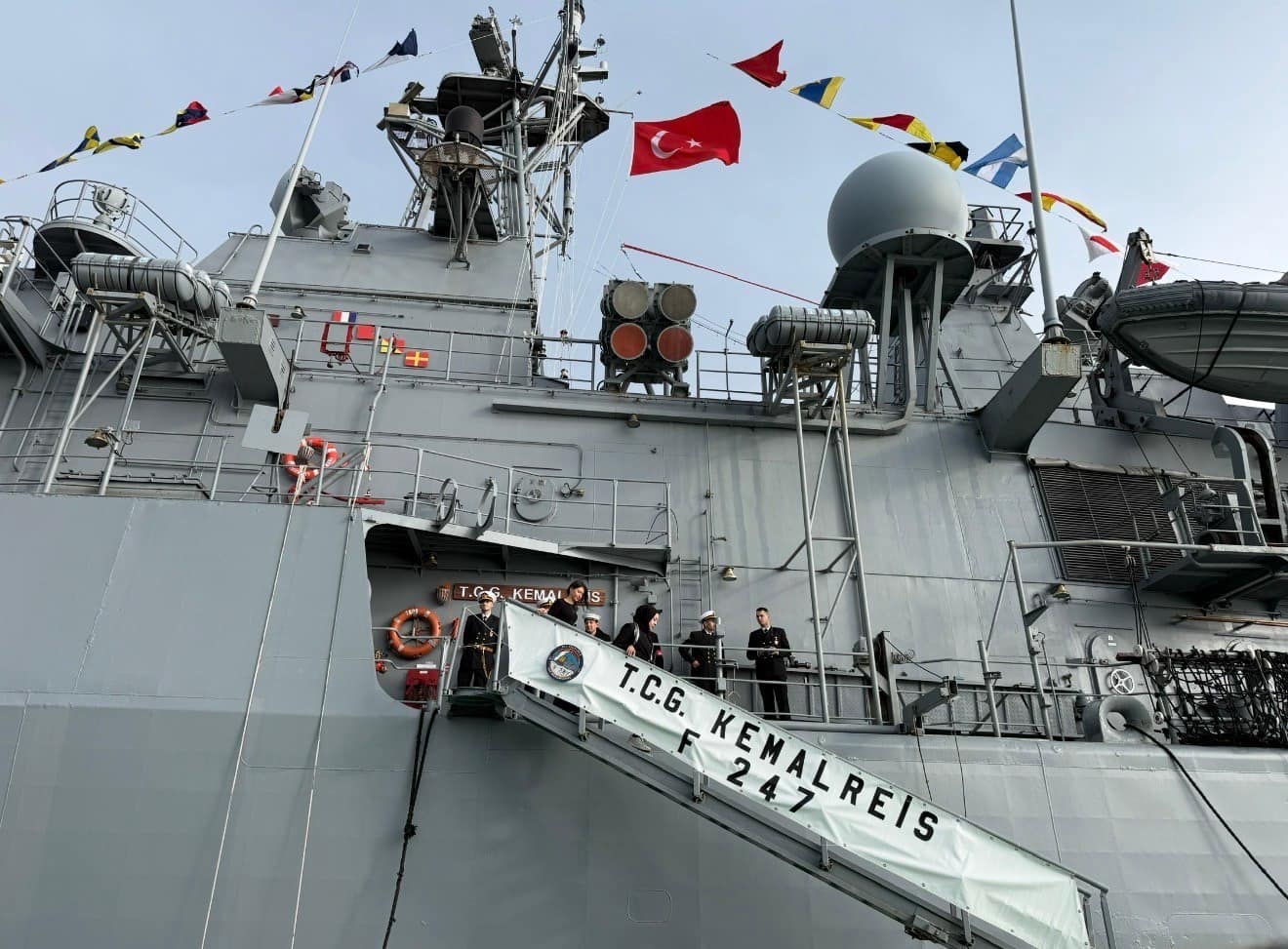 TCG Kemalreis Cumhuriyet’in 103’üncü yılı kutlamaları kapsamında vatandaşların ziyaretine açıldı
