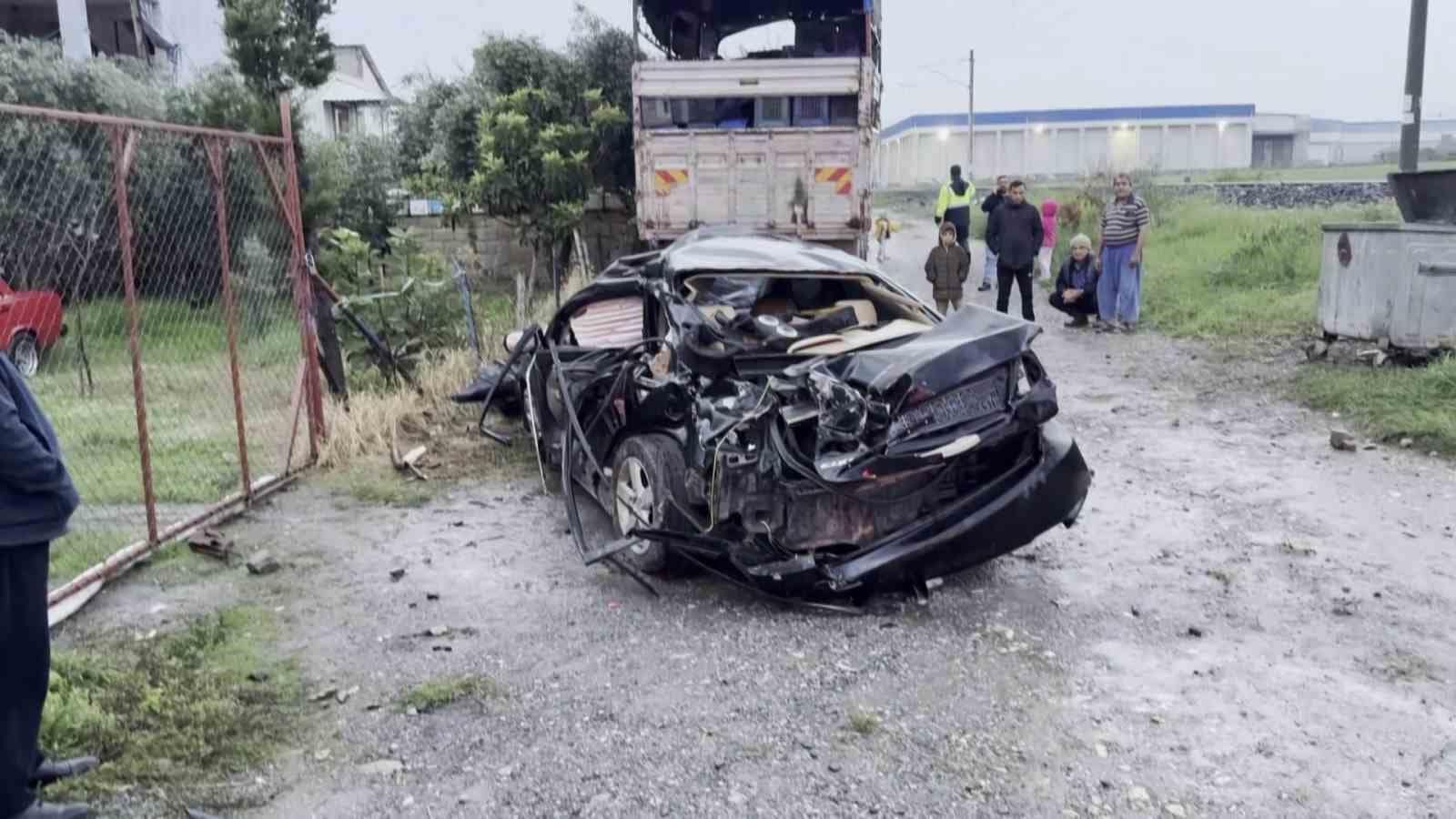 Trenin çarpmasıyla metrelerce sürüklenen otomobildeki anne öldü, oğlu yaralandı