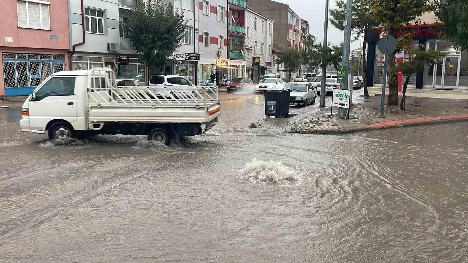 Karaman’da sağanak yağış yolları göle çevirdi