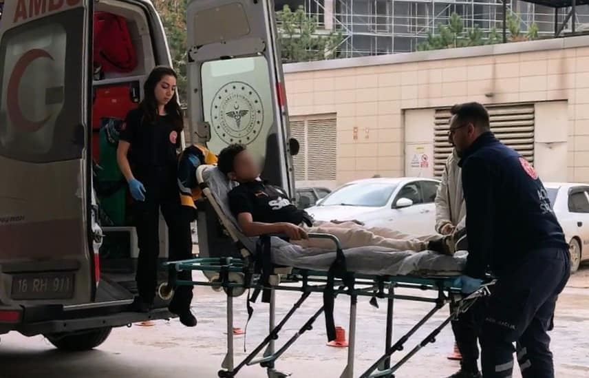 Karnına tel saplanan çocuk yaralandı