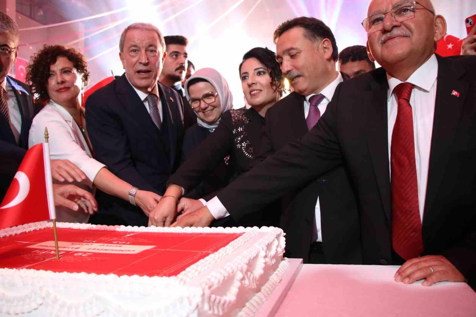 Vali Gökmen Çiçek: "Tarihi mücadelelerle, zaferlerle şekillenmiş köklü bir milletin evlatlarıyız"