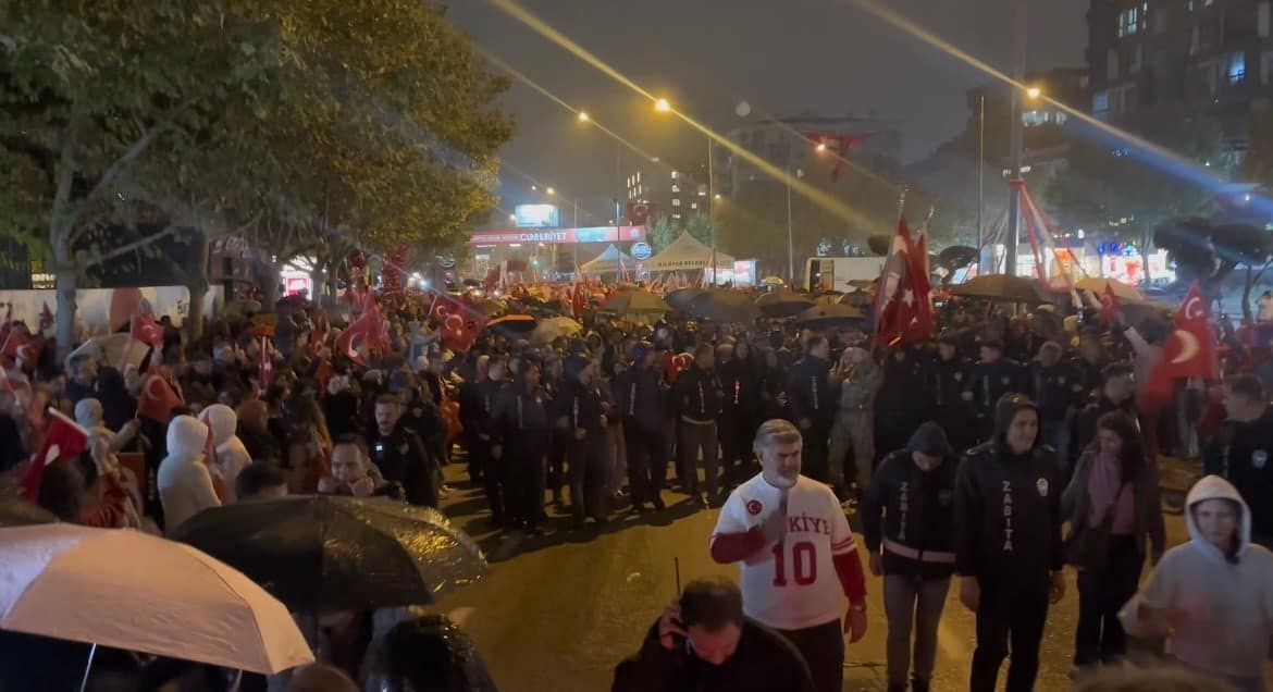 Bursa’da yağmura rağmen Can Bonomo ile Cumhuriyet coşkusu