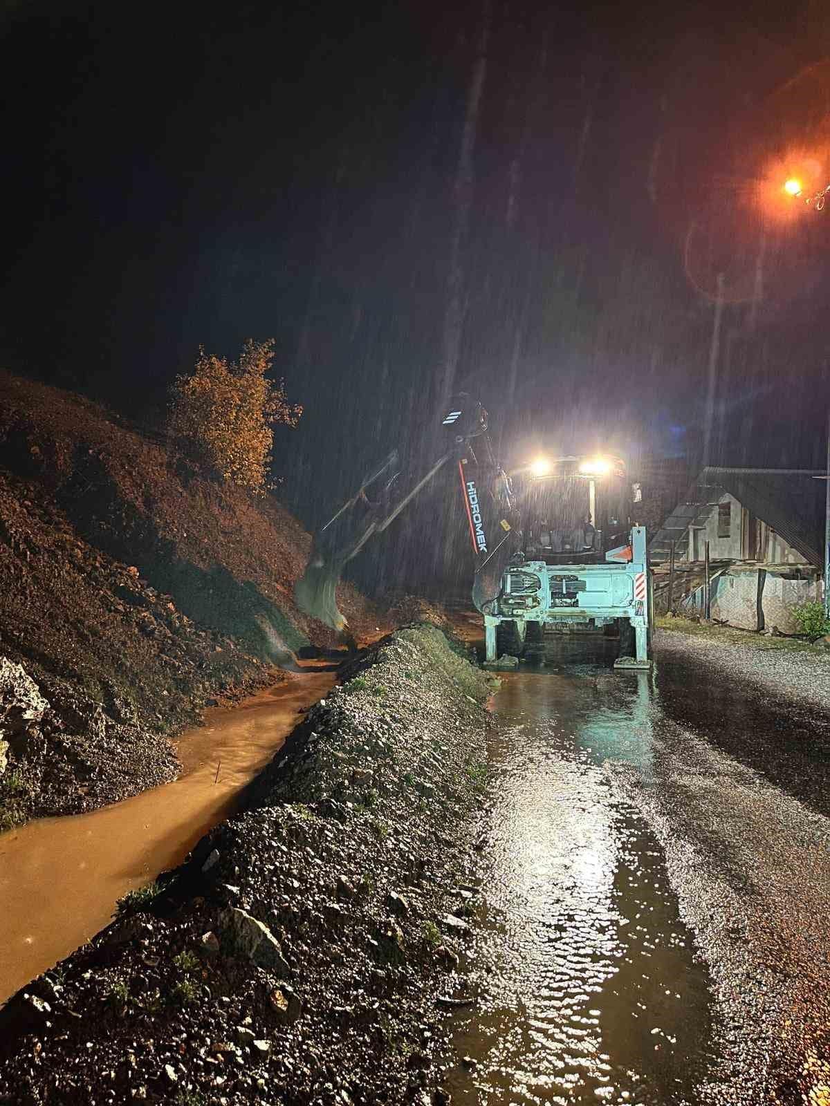 Feke’de düşen kayalar iş makineleriyle temizleniyor