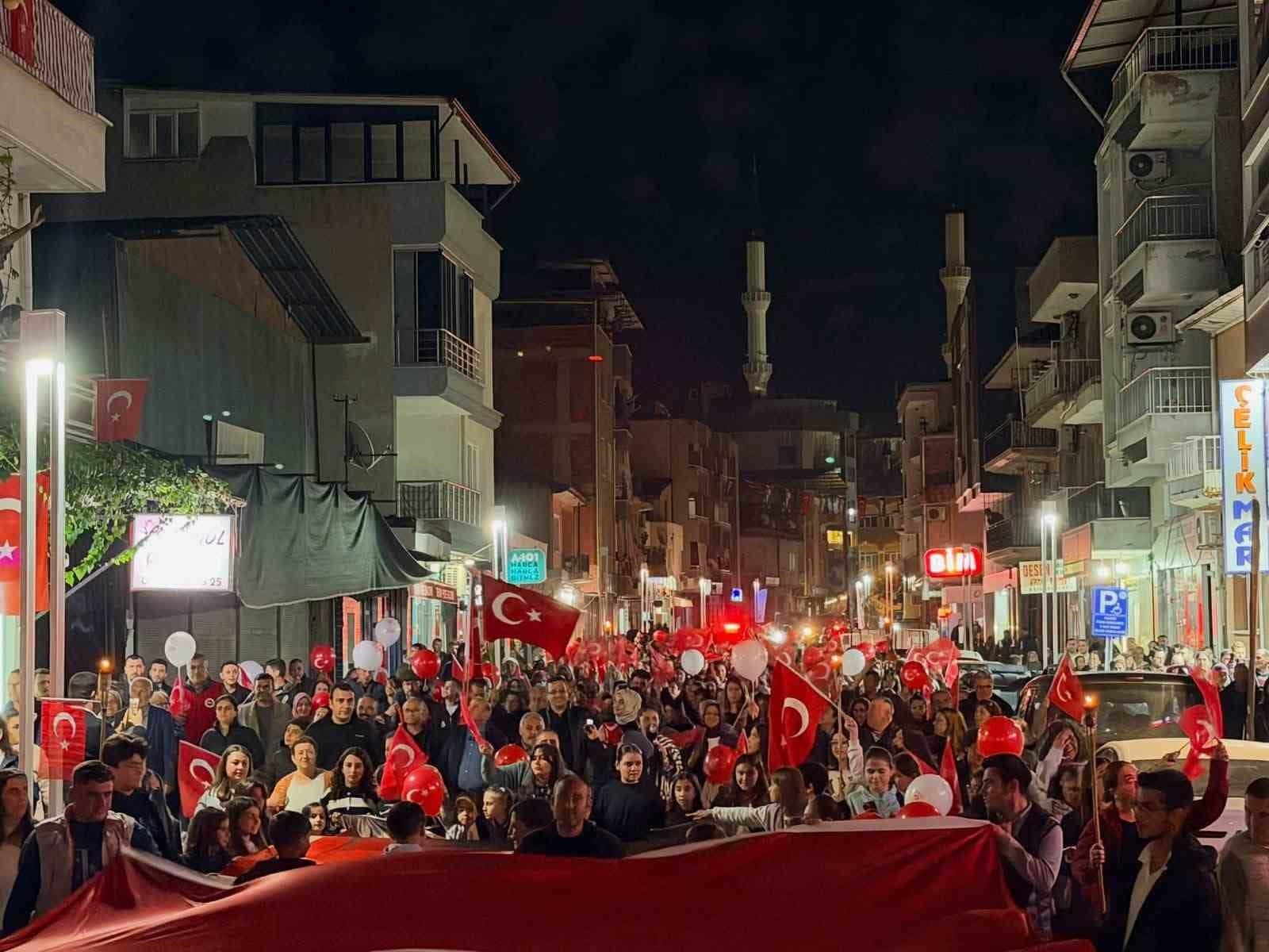 Sarıgöl’de Cumhuriyet coşkusu fener alayıyla sokaklara taştı