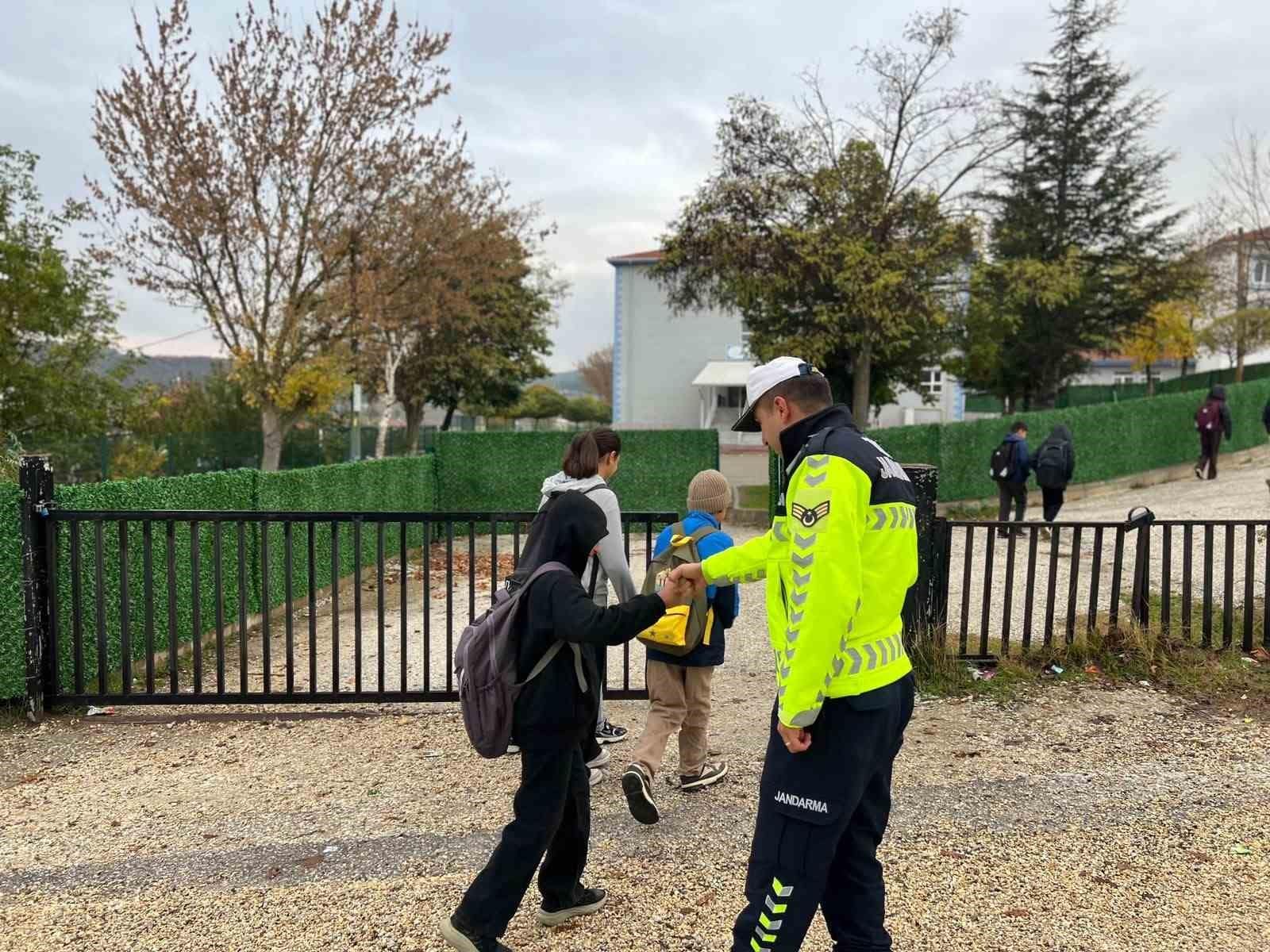 Jandarma okul çevrelerinde göz açtırmıyor