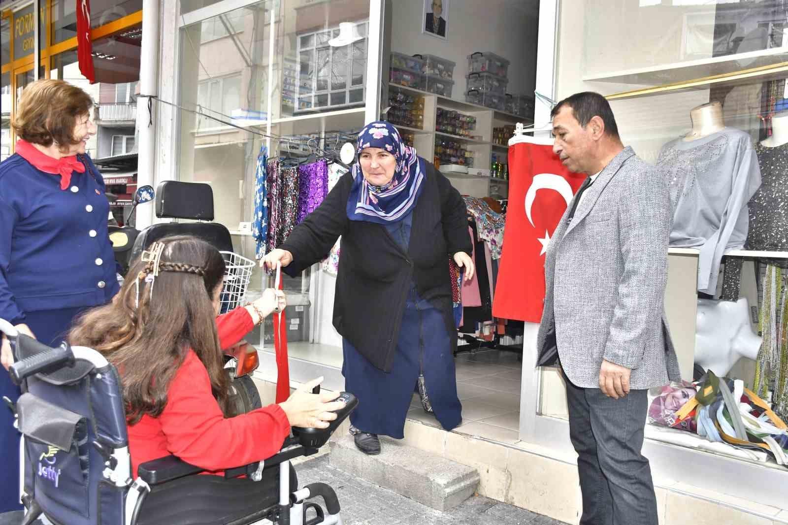 Özel gereksinimli bireyler Cumhuriyet Bayramında esnafa bayrak dağıttı