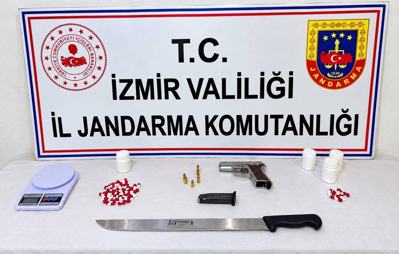 İzmir’de uyuşturucu operasyonu: 77 hap ele geçirildi
