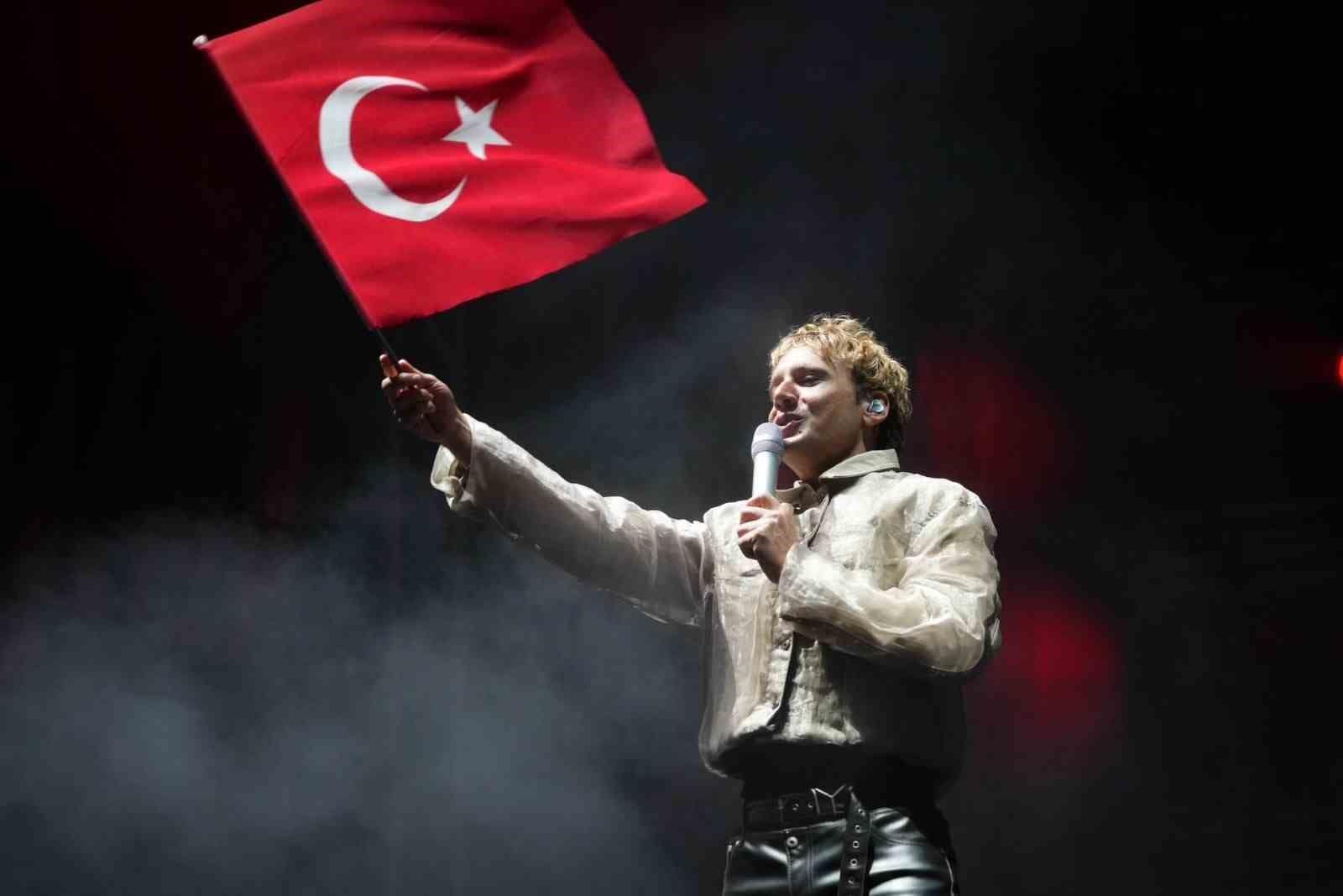 Tuzla’da Cumhuriyet’in 103’üncü yılı Edis konseriyle kutlandı