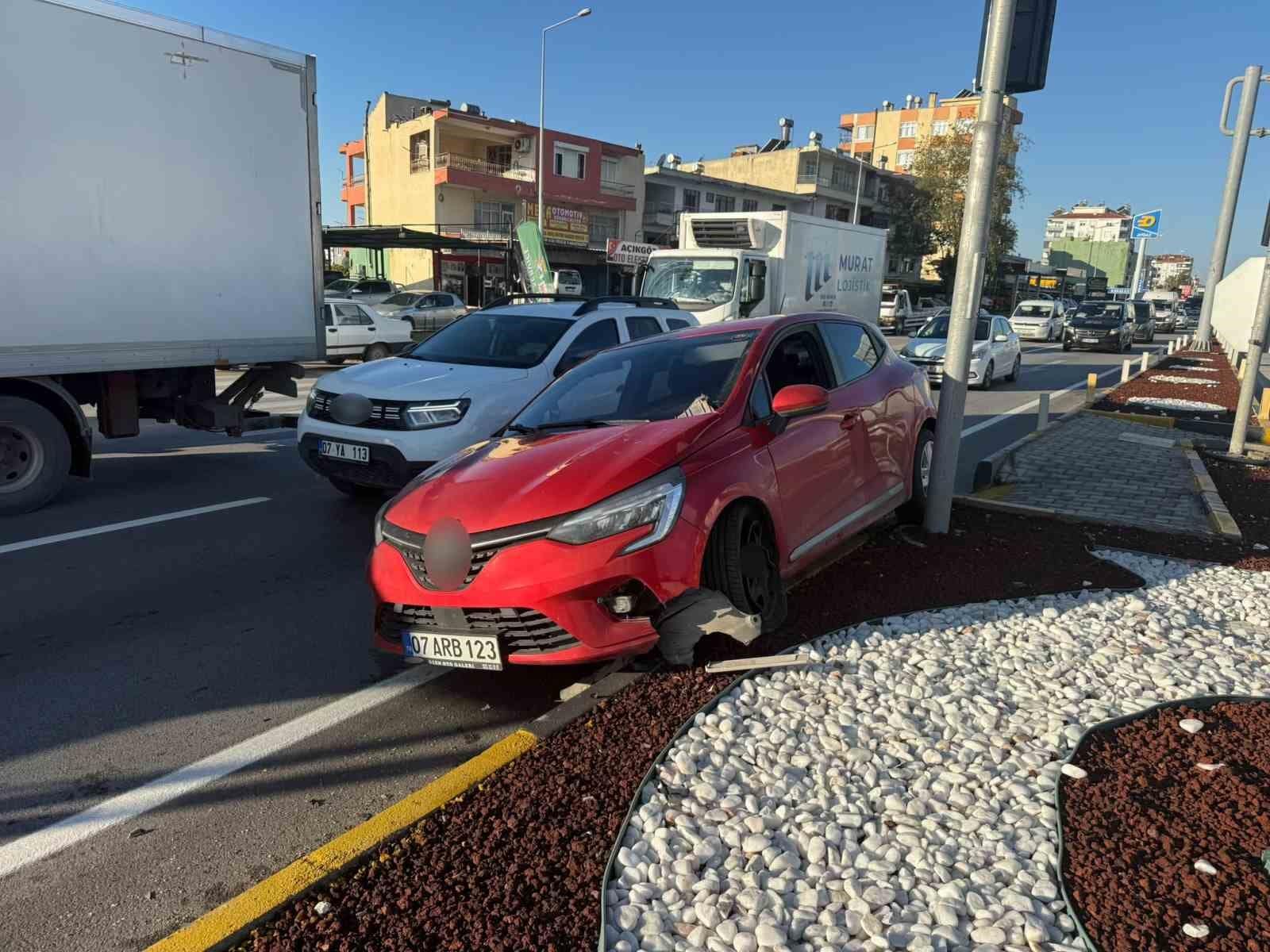 Serik’te iki otomobil çarpıştı: 1 yaralı