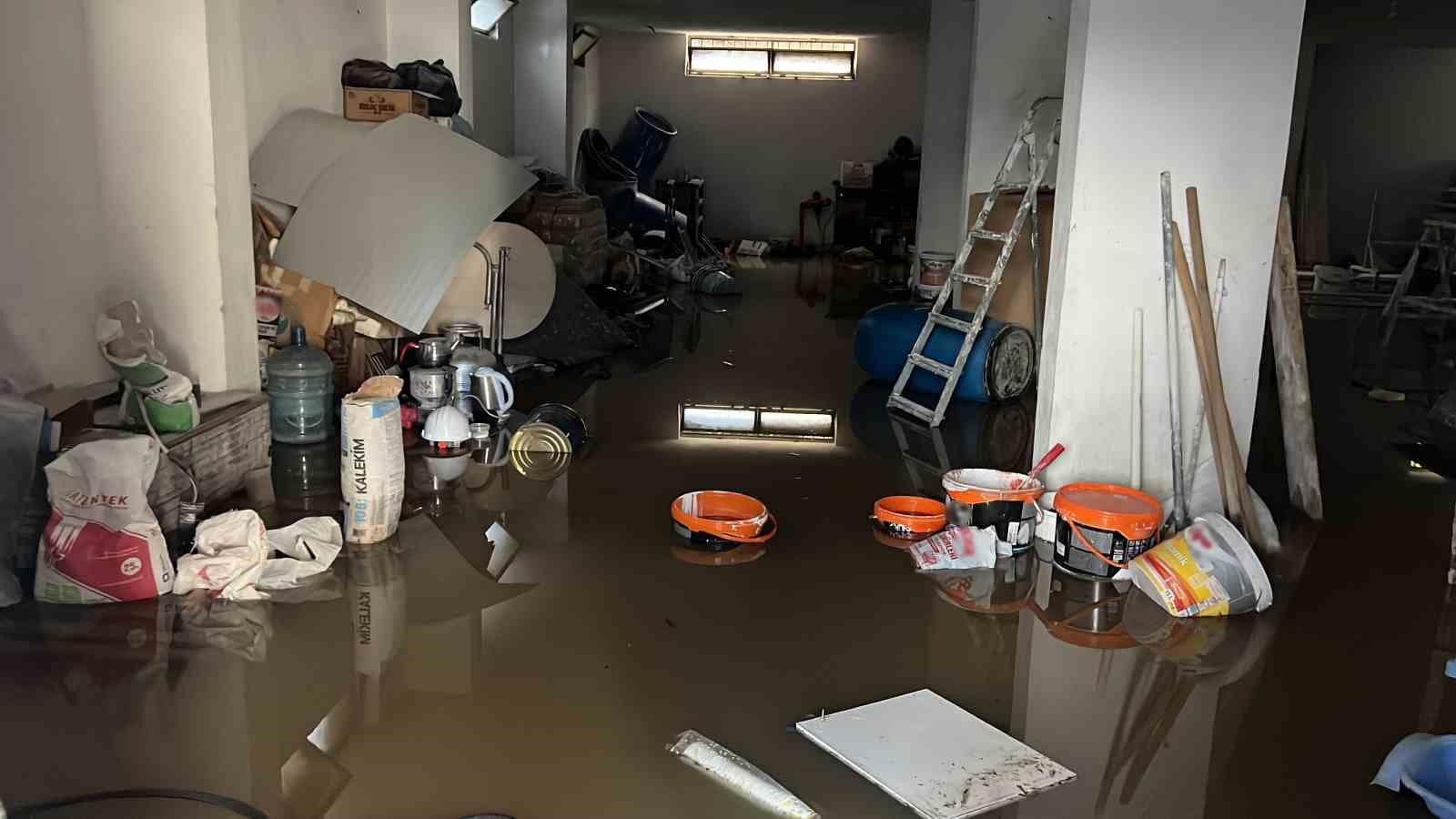Mersin’de selin izleri gün ağarınca ortaya çıktı: Araçlar sürüklendi, yollar çöktü