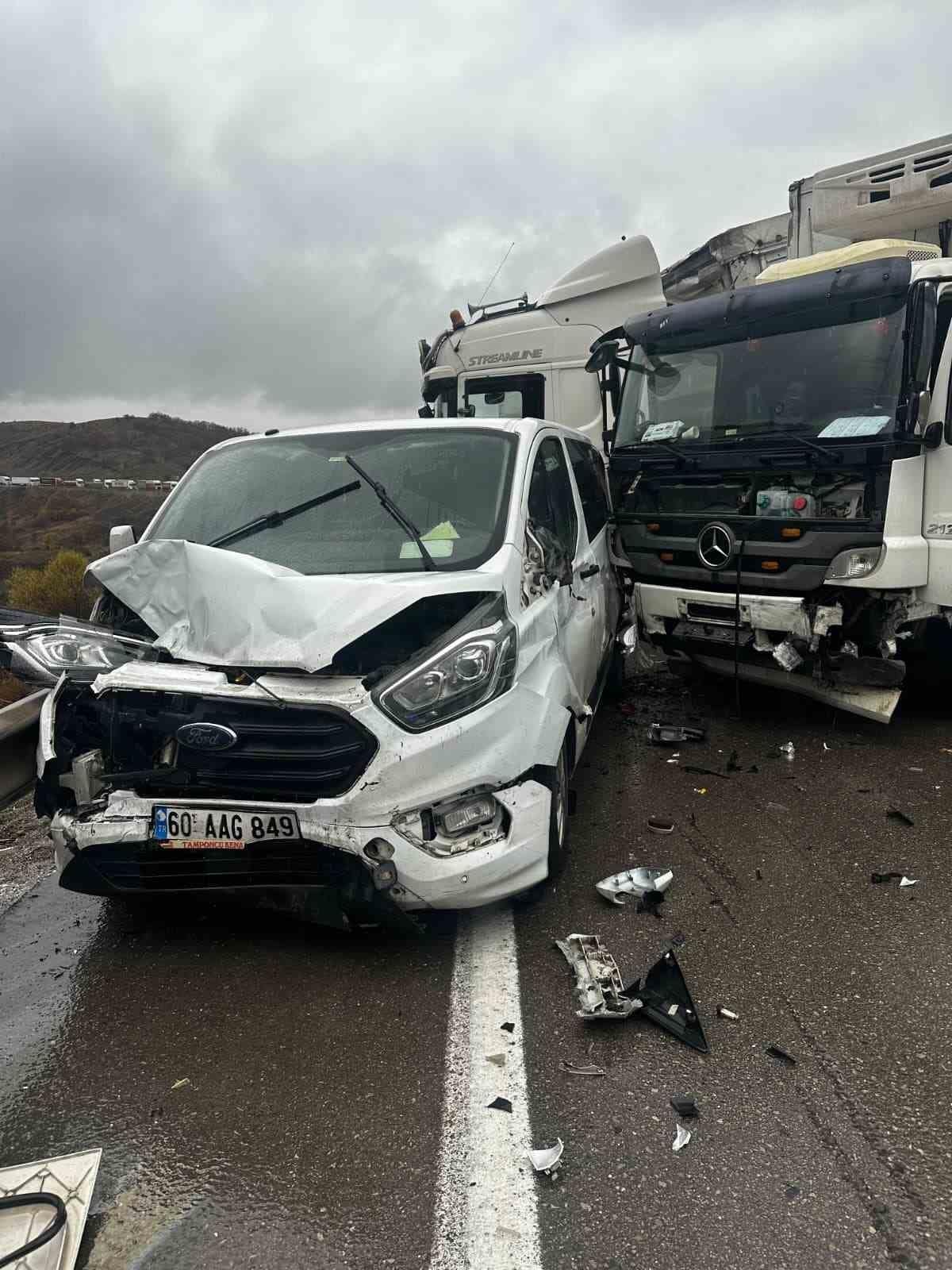 Erzurum’un Aşkale ilçesinde zincirleme trafik kazası: 3 araç birbirine girdi