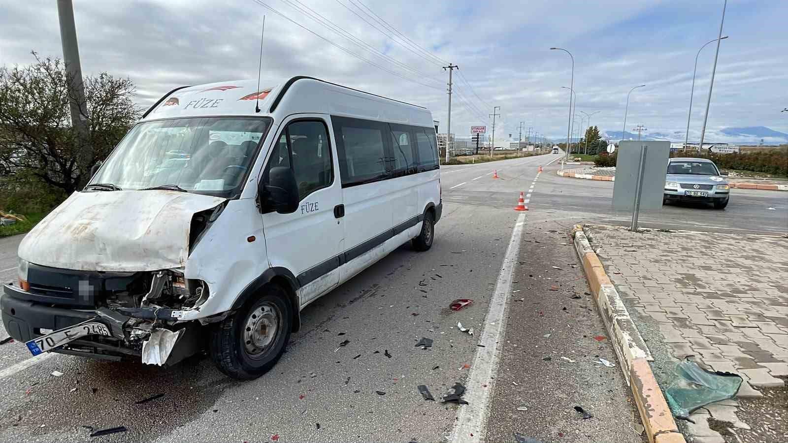 Karaman’da minibüsle otomobil çarpıştı: 1 yaralı