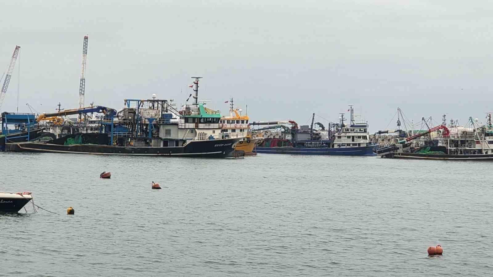 Olumsuz hava şartları nedeniyle tekneler Ereğli Limanı’na sığındı