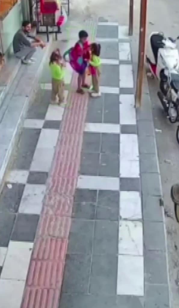 Şanlıurfa’da iki kız kardeşinin çantasını sırtlayan ağabey kamerada
