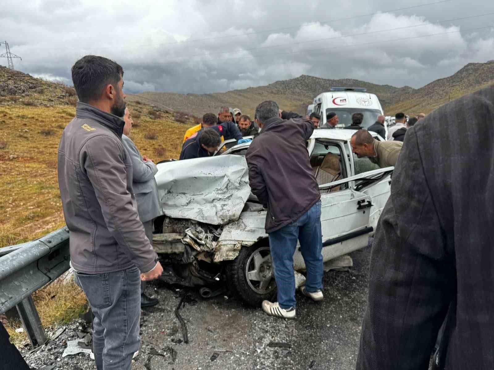 Bitlis’te otomobiller çarpıştı: 5 yaralı