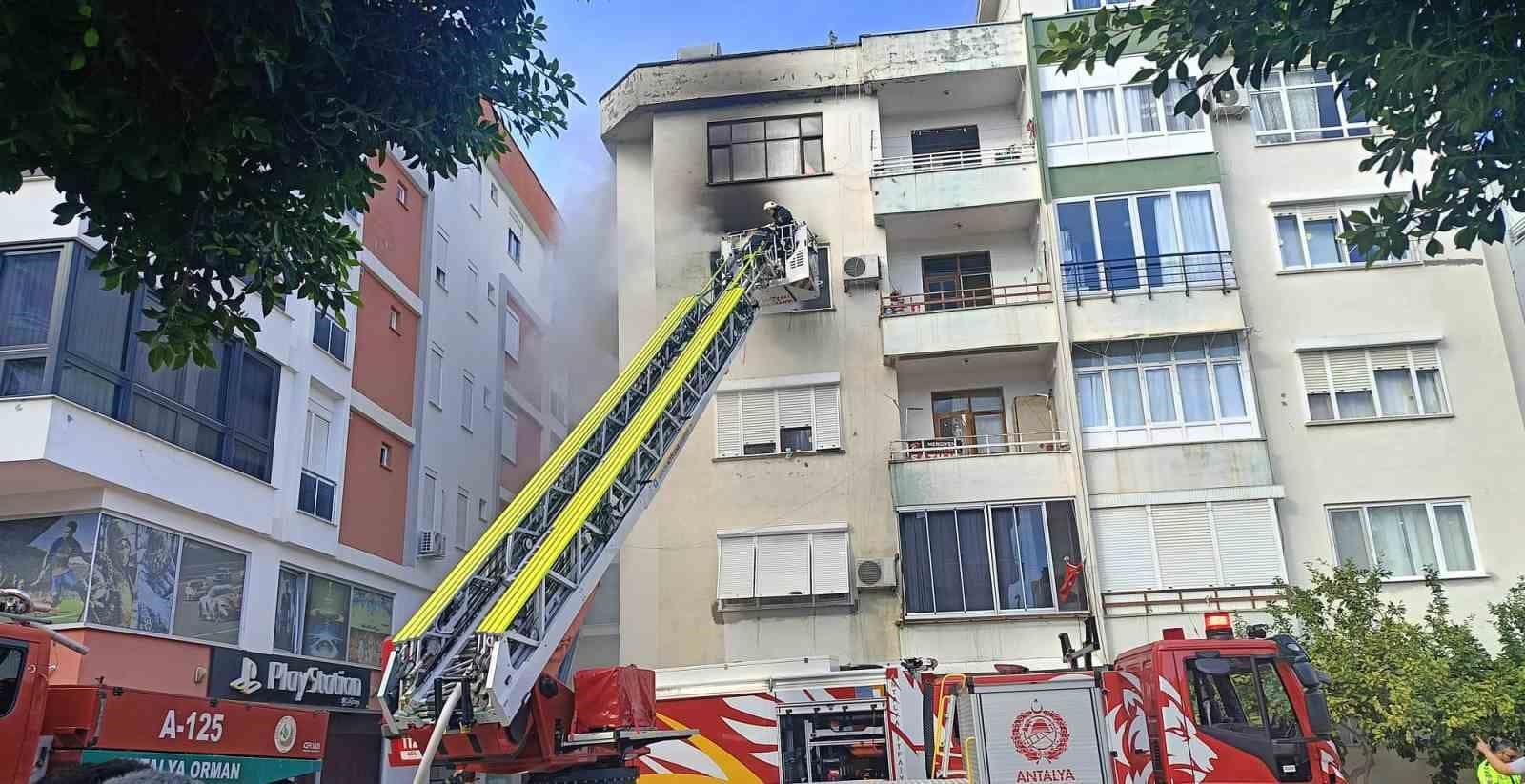Antalya’da apartman yangını