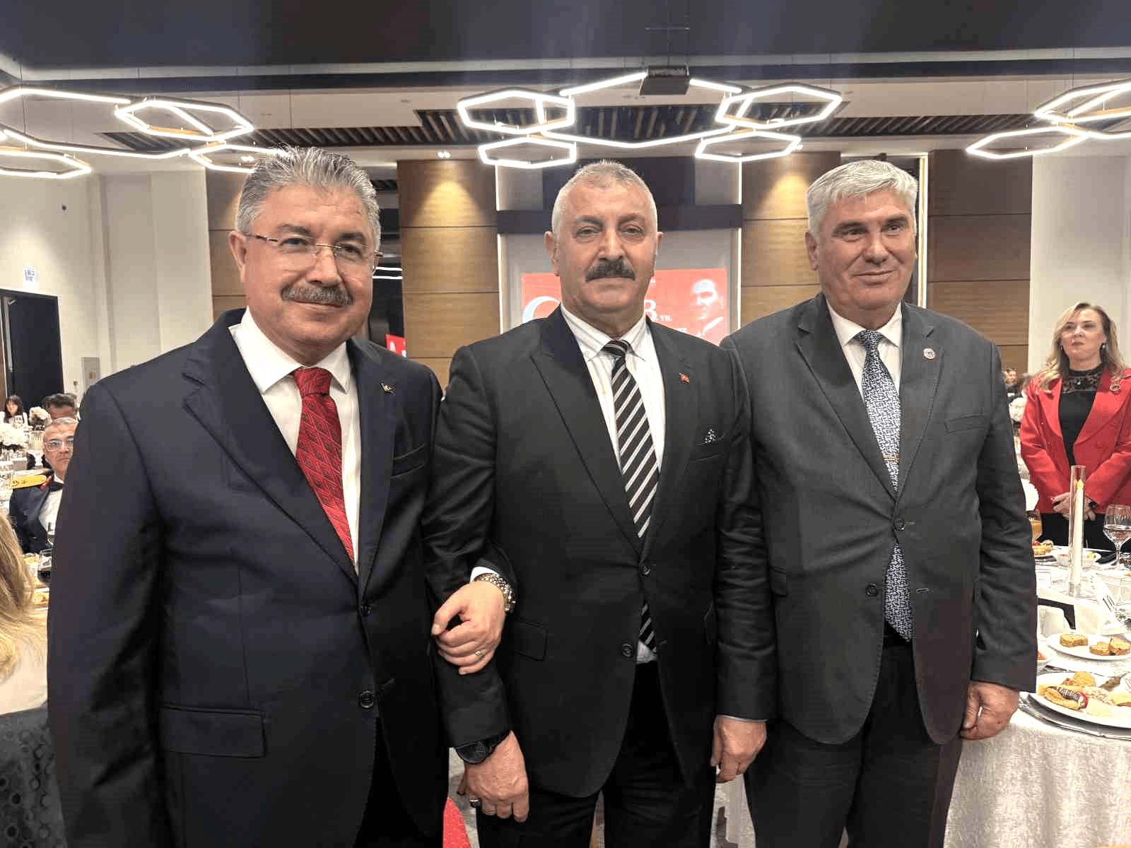 Tören alanında tepki gösteren şehit babası ile Vali Yılmaz resepsiyonda bir araya geldi