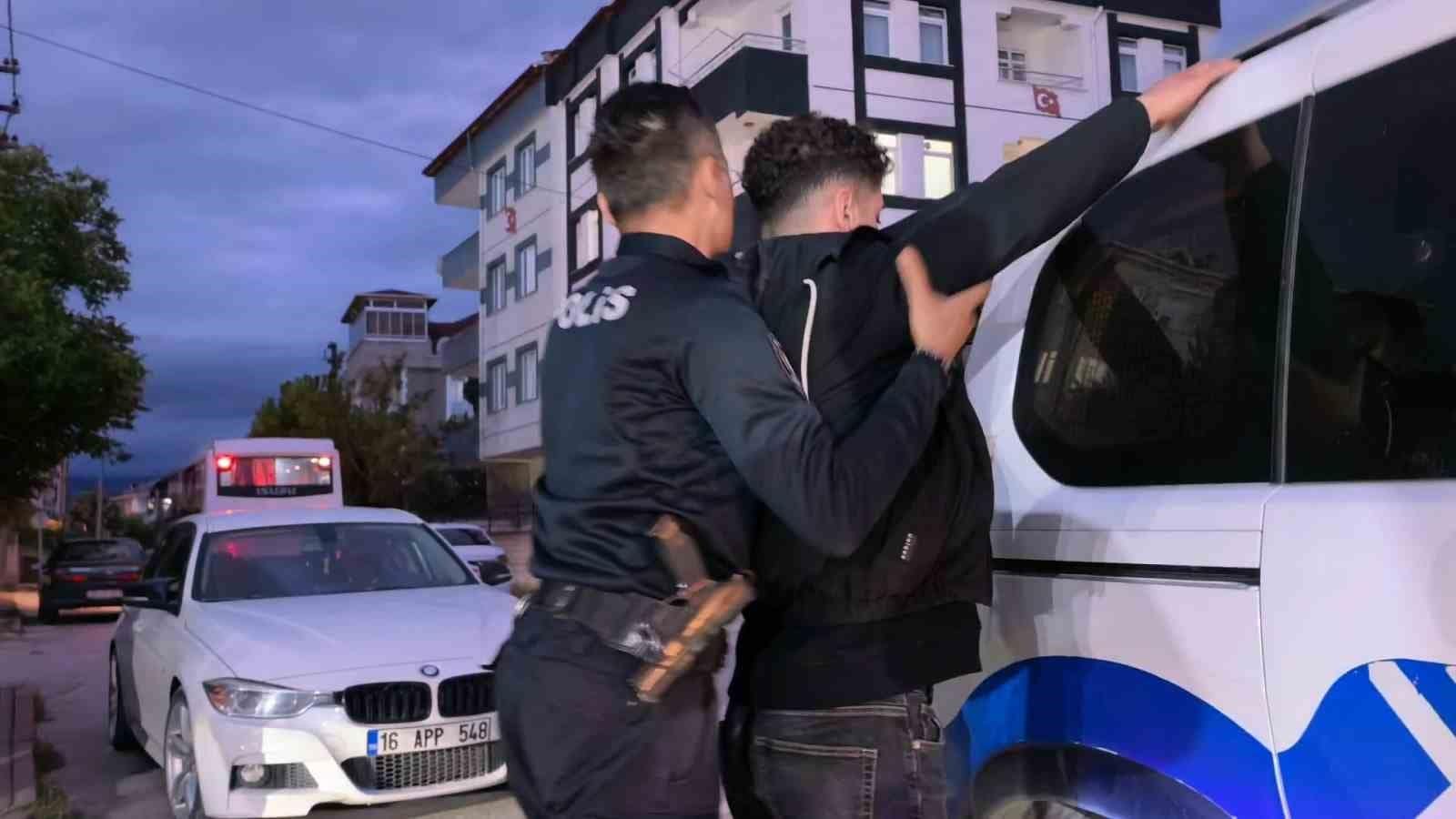 Ehliyet sınavında düzenekle yakalandı, gözaltına alındı