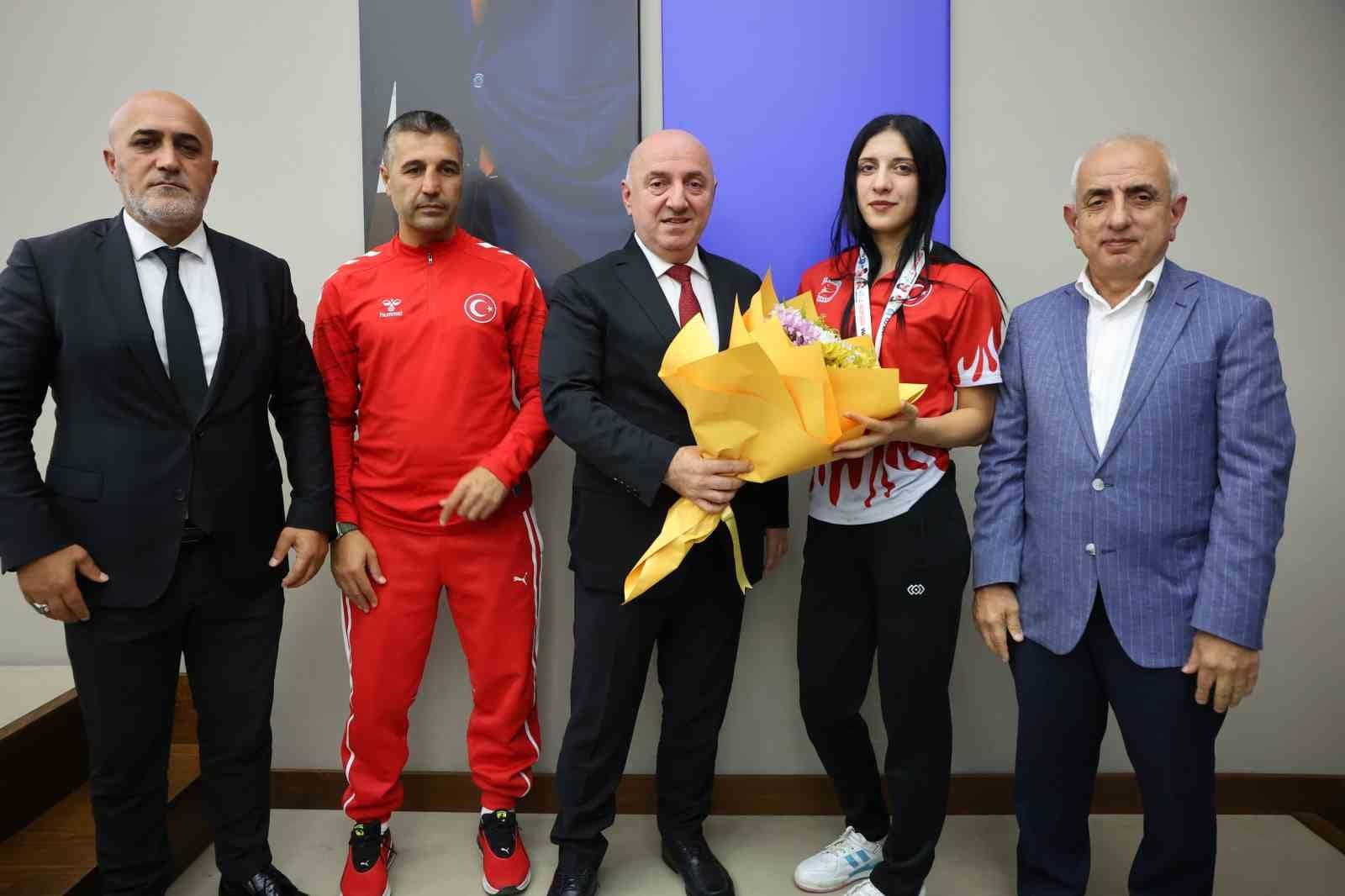 Dünya Gençler Kick Boks Şampiyonu Ezel Nur Karalar’a altın ödülü