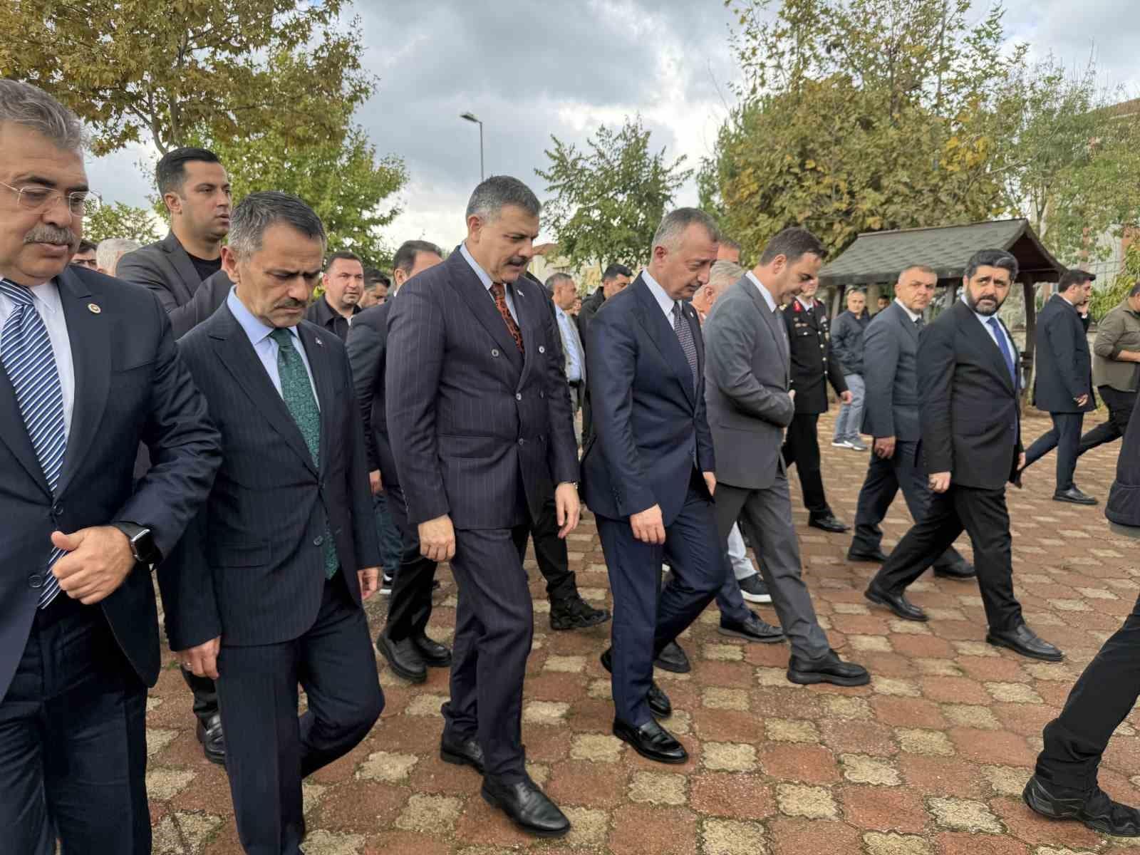 Bakan Çiftçi Kocaeli’de cuma namazı kıldı, vatandaşlarla bir araya geldi